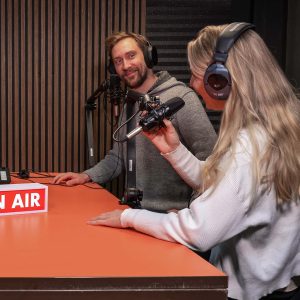 Im Podcast-Studio steht professionelles Equipment bereit.