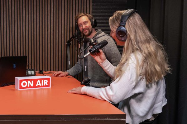 Im Podcast-Studio steht professionelles Equipment bereit.