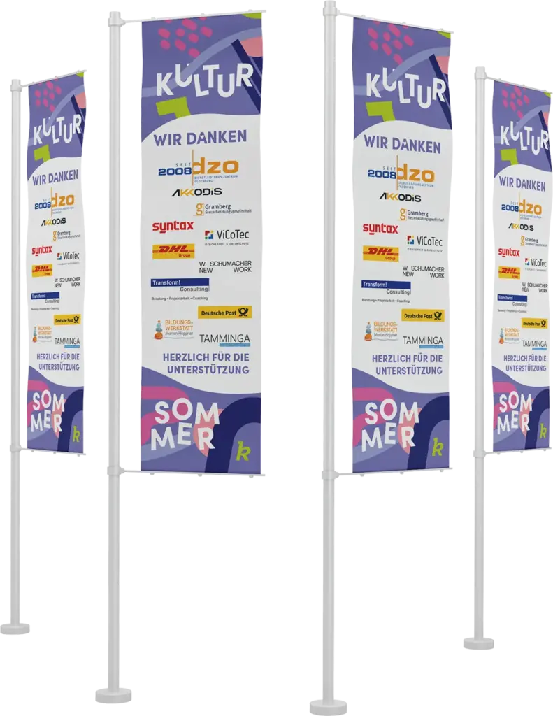 Drei Fahnen mit Schrift "KULTUR", "Wir danken", Logos von Sponsoren und dem Schriftzug "Sommer" in buntem Design.