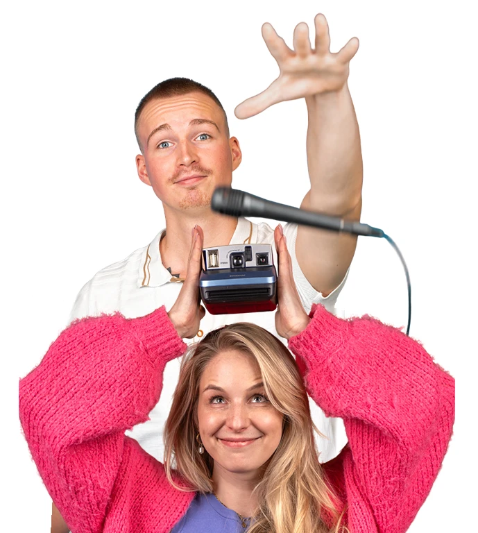 Junge Frau mit pinkem Strickpullover hält eine Kamera über sich, junger Mann dahinter mit ausgestreckter Hand und Mikrofon davor.